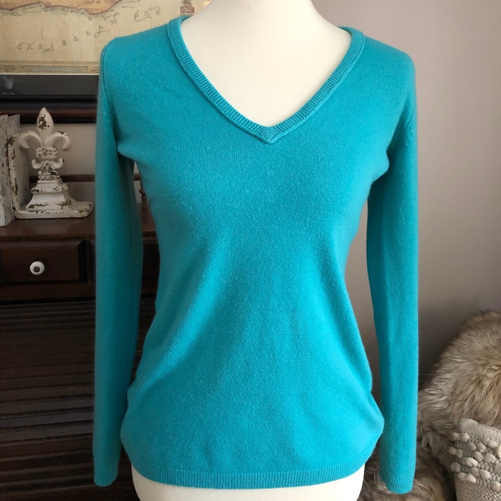 NEW YORK & COMPANY V NECK SWEATER